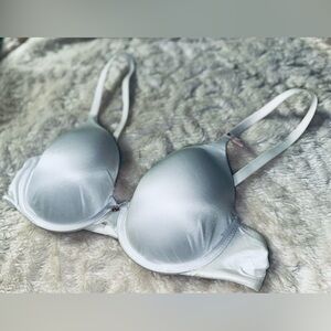 Never worn Victoria’s Secret Bra - lightly lined full coverage bra in white